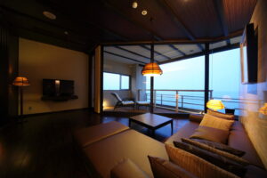 Zona giorno con divano e balcone affacciato sull’oceano