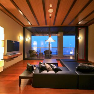 Zona giorno con divano rivolto verso il balcone e vista sull’oceano