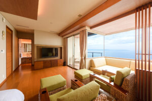 Zona salotto in camera accanto al balcone con vista sull’oceano