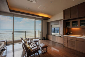 Zona salotto accanto al balcone con vista sull’oceano