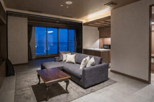 Divano e tavolo in camera con vista sull’oceano