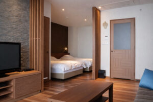 Letti singoli in una camera con pavimento in legno