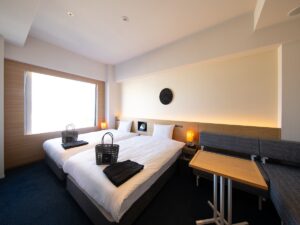 シーティングエリア付き客室のツインベッド