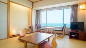 带桌椅的榻榻米客房海景