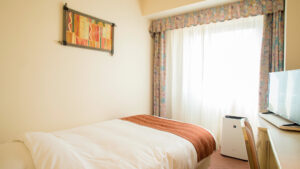 客房内靠窗和书桌旁的单人床