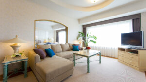 带咖啡桌和电视的沙发休息区