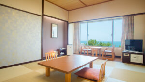 窗边设有矮桌和椅子的榻榻米客房