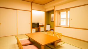 带矮桌和坐垫椅的榻榻米客房