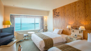 带海景窗的客房双床