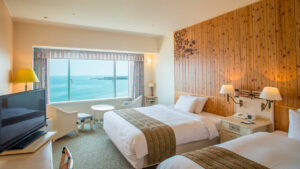 带海景窗户的客房内双床