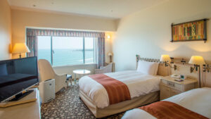 带海景窗户的客房内双床