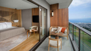 街並みを望む寝室横のバルコニー席