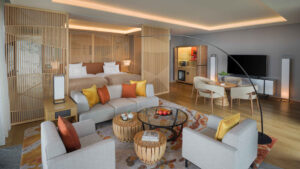 ソファのくつろぎスペースとベッドのある客室