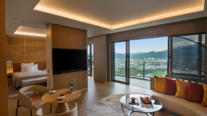 ソファ、テーブル、バルコニーの眺めがあるリビングスペース