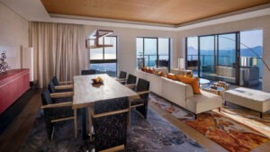 ダイニングテーブル、ソファ、バルコニーの眺望があるリビングルーム