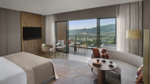 バルコニーと山々に面した客室のシーティングエリア