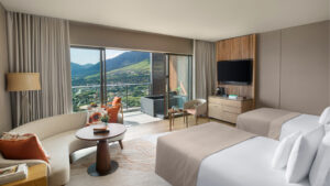 山を望むバルコニー付き客室のツインベッド