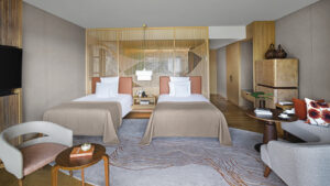 モダンな客室のツインベッド2台