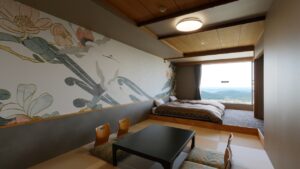 畳の部屋の低いテーブル横に置かれたベッド