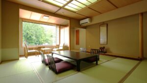 低いテーブルと座椅子のある畳の客室