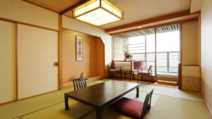 ローテーブルと窓際の座席スペースがある畳の客室