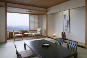 テーブル、椅子、窓の景色がある畳の客室