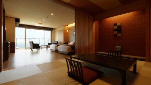 ベッドと窓に面した畳の座席スペース