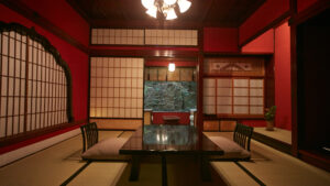 Camera in tatami con tavolo basso e posti a sedere a pavimento