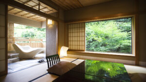 Camera in tatami con tavolo basso e finestra sul giardino