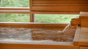 Vasca in legno in camera riempita con acqua termale