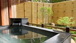 Baño privado al aire libre junto a una cerca de bambú