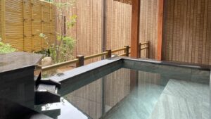 Baño al aire libre privado con paredes de bambú