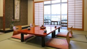 Habitación de tatami con mesa baja y sillas de suelo