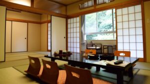 Habitación de tatami con mesa baja y sillas de suelo