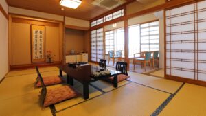 Habitación de tatami con mesa baja y cojines de suelo