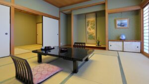 Habitación de tatami con mesa baja y cojines en el suelo
