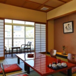 Habitación de tatami con mesa baja y cojines de suelo