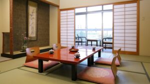 Zona de tatami con mesa baja junto a la ventana