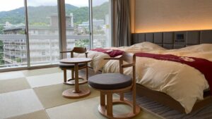 Camas individuales junto a una zona de tatami y una gran ventana