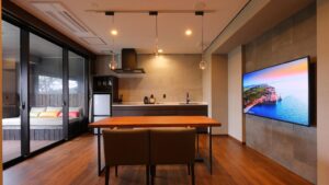 Mesa de comedor y cocina pequeña junto a la zona de estar del balcón