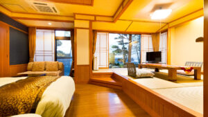Habitación con cama y zona de estar de tatami