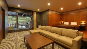 Habitación con sofá, mesa y zona de cama