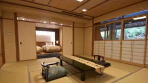 Habitación con tatami, mesa baja y camas contiguas