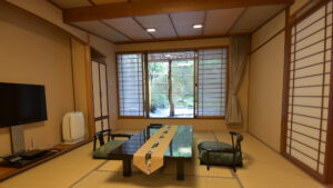 Habitación de tatami con mesa baja y sillas de suelo