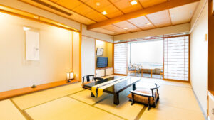 Habitación de tatami con mesa baja y sillas de suelo