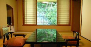 Habitación de tatami con mesa baja junto a la ventana