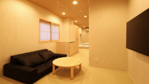 客房内的沙发和矮桌