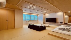 带低床和沙发座位的宽敞榻榻米客房