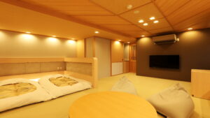 铺有地铺被褥、配有桌子和懒人沙发的榻榻米客房