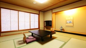 设有矮桌和和室椅的榻榻米客房